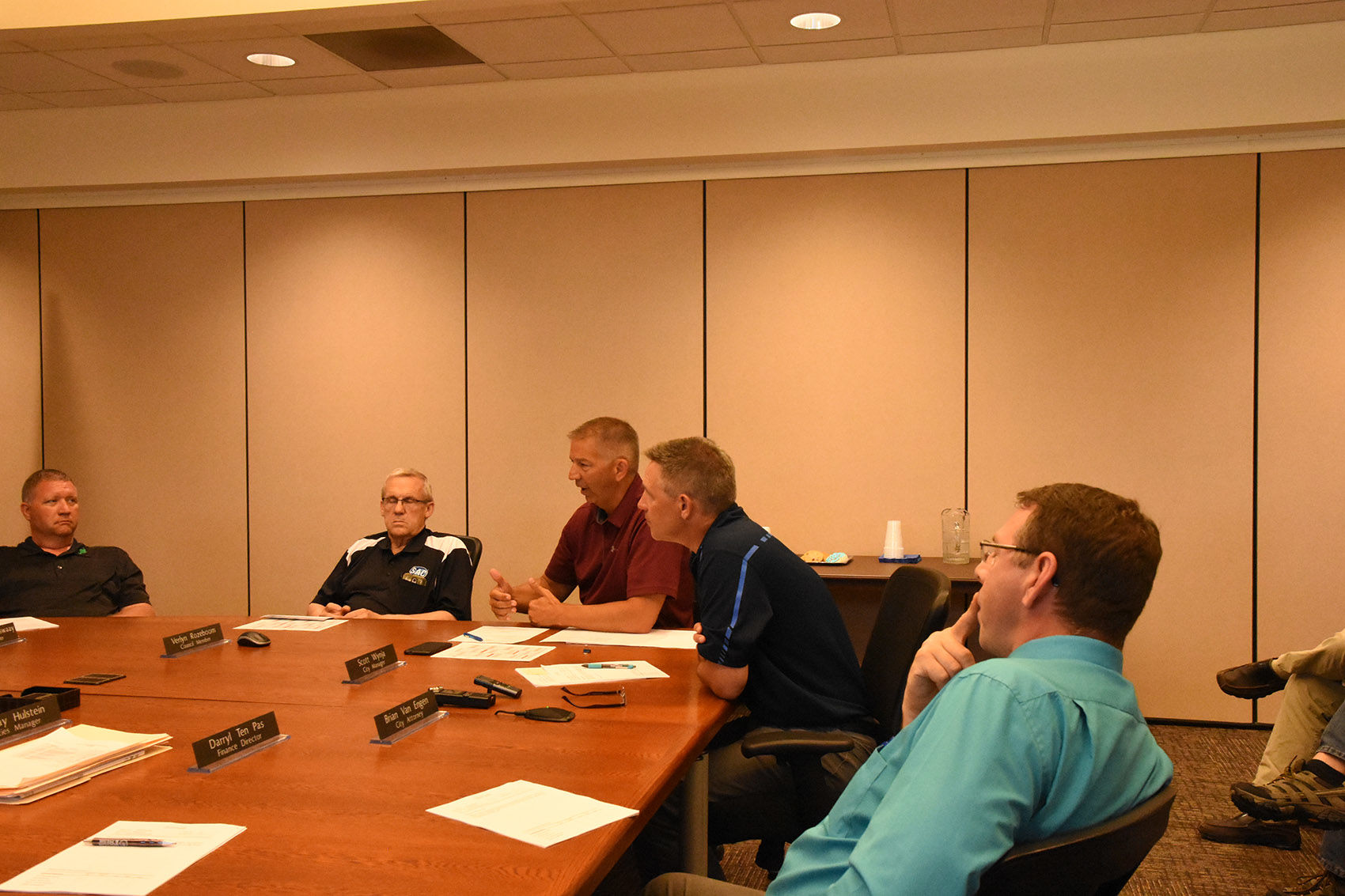 Wynja and Dokter talk housing with city
